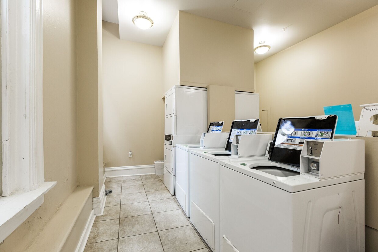Foto principal - Two Bedroom, One Bath with Main Street Vie...