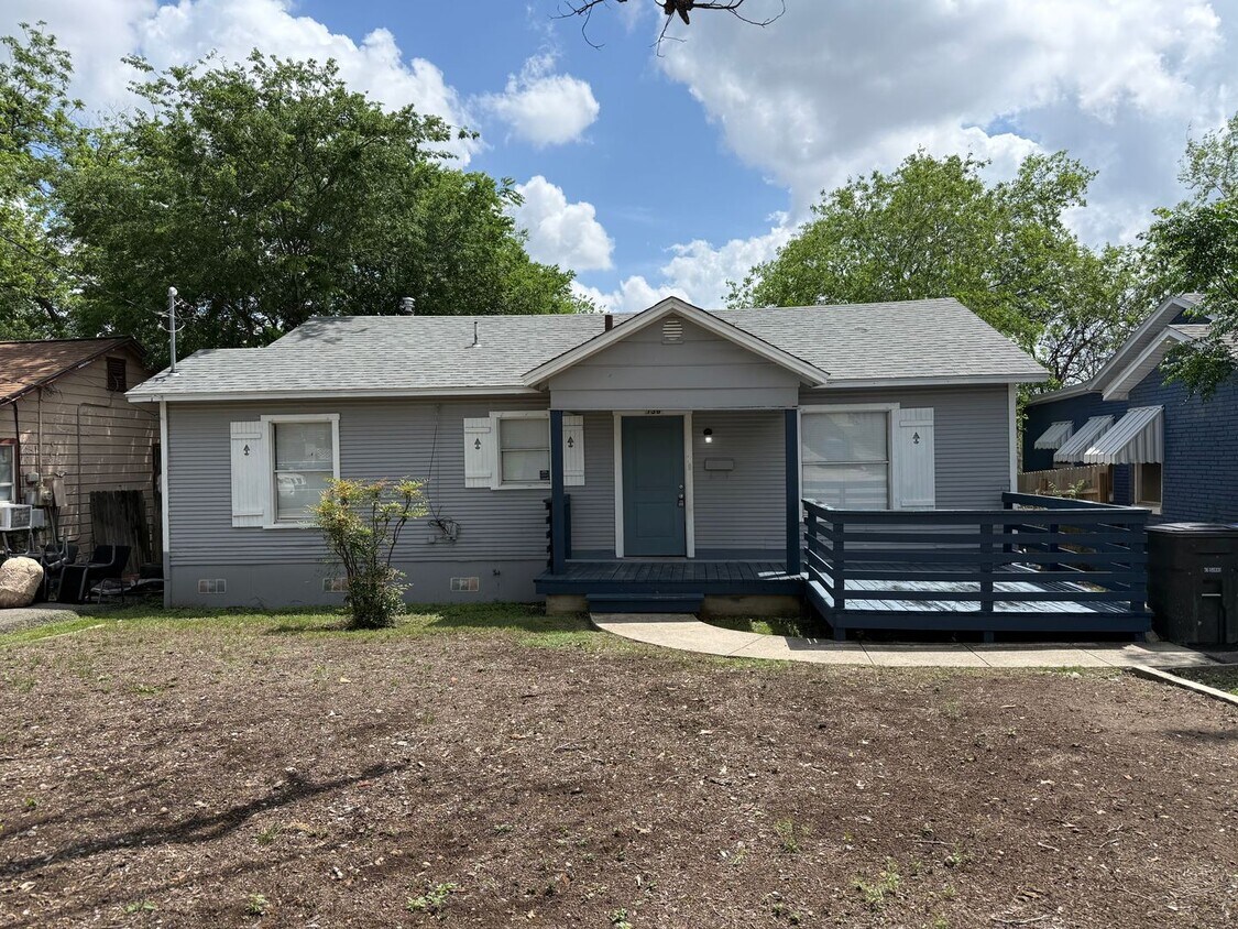 Charming 3BR Home w/ Hardwood Floors, Large Kitchen & Private Fenced Yard - Charming 3BR Home w/ Hardwood Floors, Large Kitchen & Private Fenced Yard