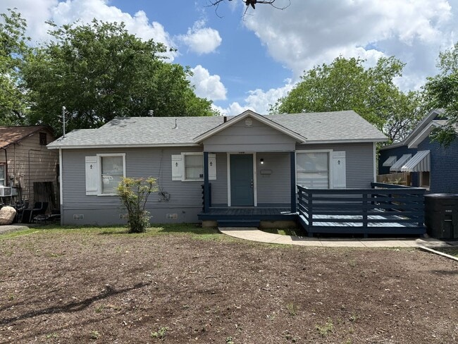 Charming 3BR Home w/ Hardwood Floors, Large Kitchen & Private Fenced Yard - Charming 3BR Home w/ Hardwood Floors, Large Kitchen & Private Fenced Yard