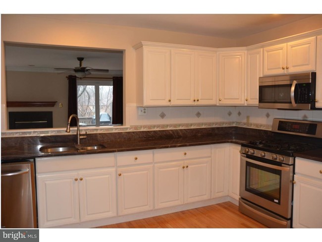 Building Photo - 232 Fox Run