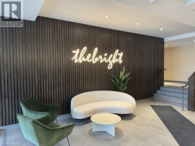 Photo du bâtiment - 741 King St W