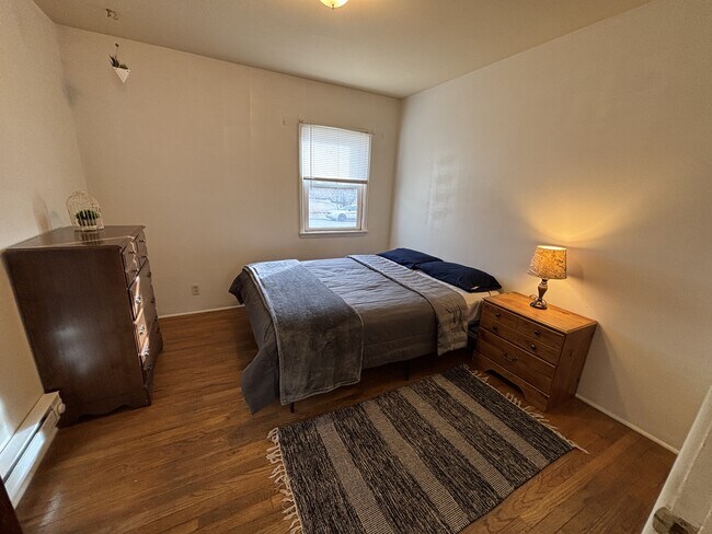 Building Photo - 122 7th St