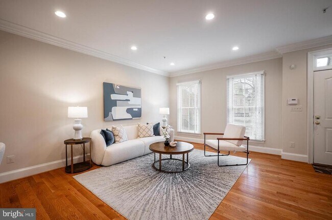 Building Photo - 420 Cook St