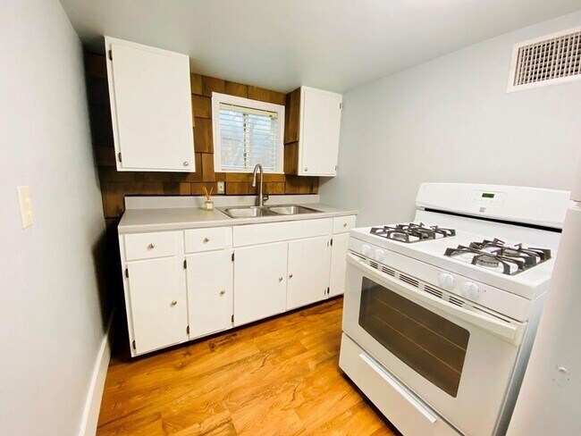 Building Photo - BRACKENRIDGE ST 2102