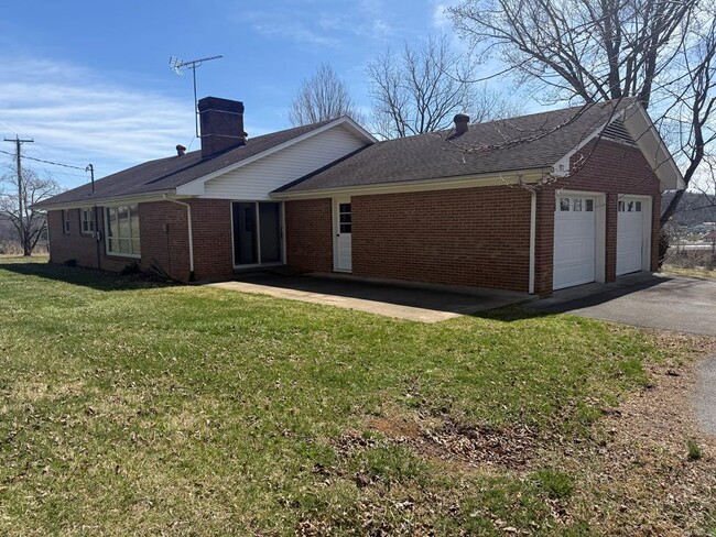 Building Photo - 927 Empire Dr SW