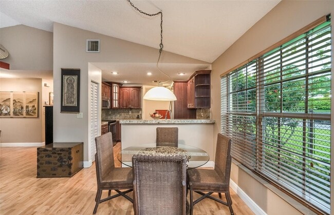 Foto del edificio - 8800 Lake Park Cir N