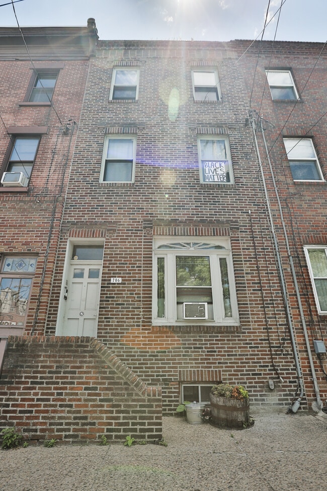 Building Photo - 706 Christian St