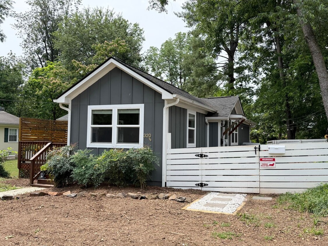 320 1/2 Meade Avenue - Pet friendly Home with a Large Fenced in Yard! - 320 1/2 Meade Avenue - Pet friendly Home with a Large Fenced in Yard!