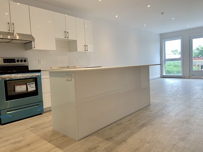 Building Photo - 4538 Av Du Parc