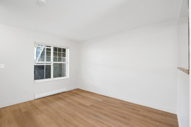1 bedroom - Living - Willow Park Manor