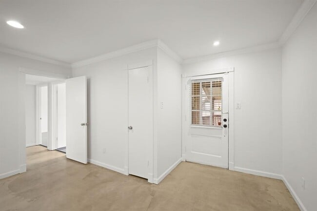 Building Photo - 8285 Kingsbrook Rd