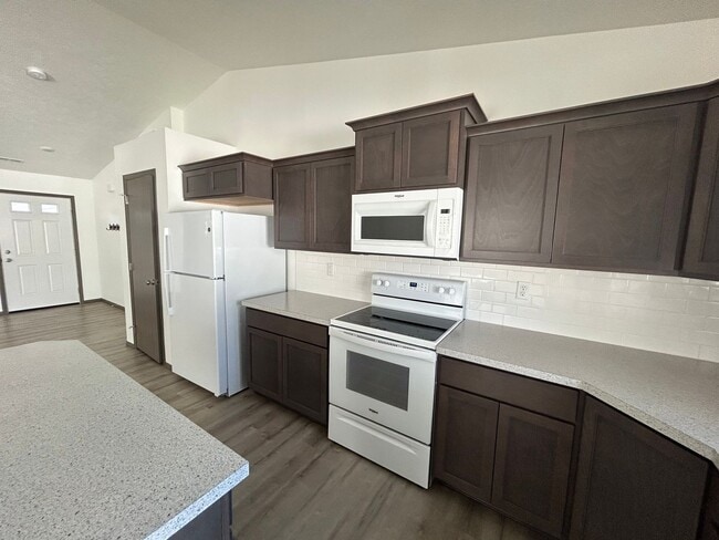 Building Photo - Stunning 2 Bed, 2 Bath Cul-de-sac Rancher ...