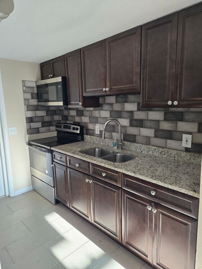 Foto del edificio - 2 BEDROOM 1 BATH NEAR USF