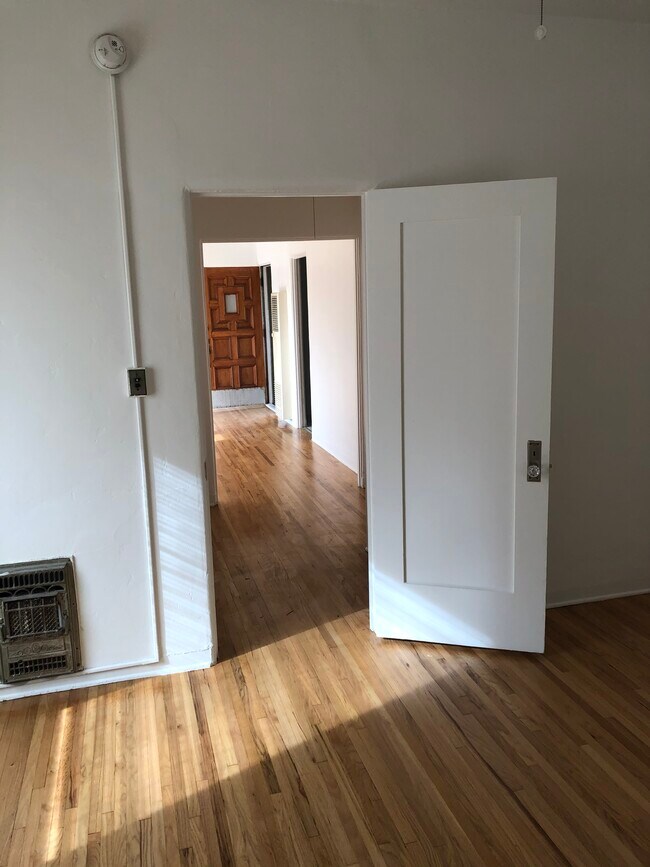 Hermosos pisos de madera - 8327 Blackburn Ave