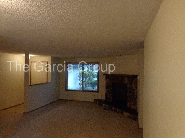 Building Photo - Beaverton Duplex