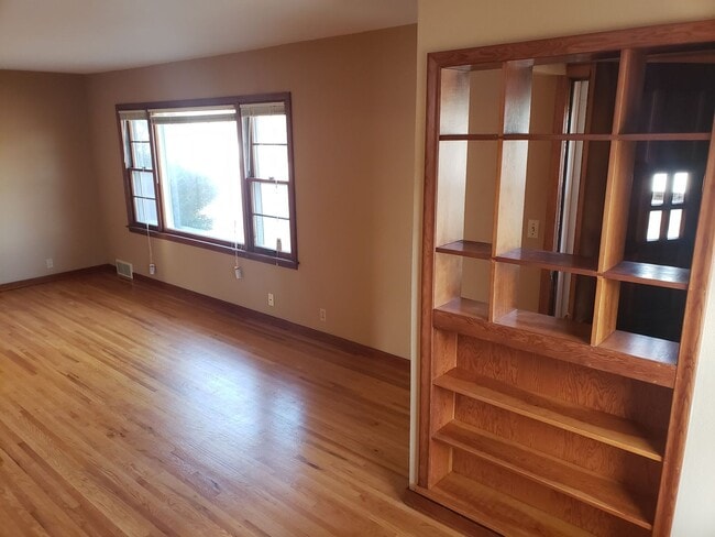 Building Photo - 2 Bedroom 1 Bath Home