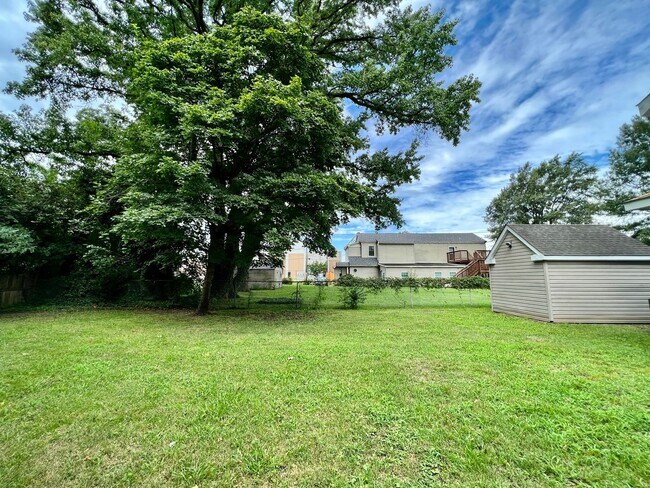 Building Photo - Updated & Ready 09-06-24! Pet Friendly - F...