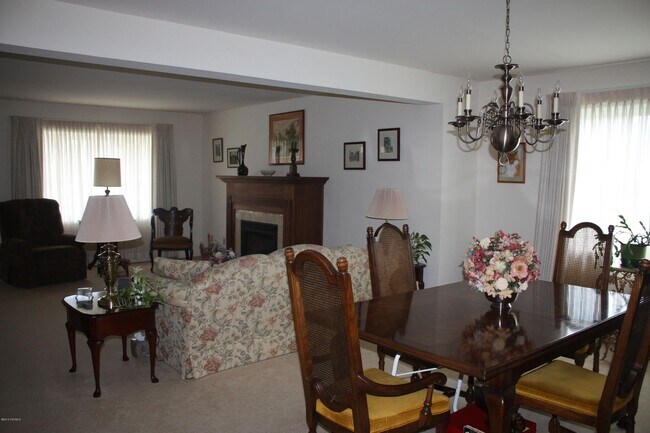 Foto del edificio - 312 Birchtree Ln
