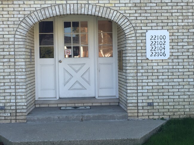 Foto del edificio - 22100 E 11 Mile Rd