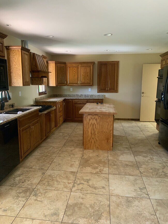 Building Photo - 2914 Meadowbrook Dr