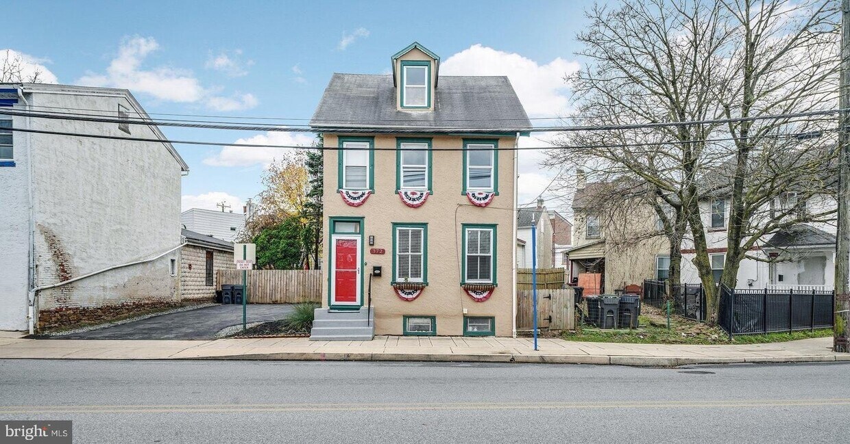 Primary Photo - 372 Bridge St