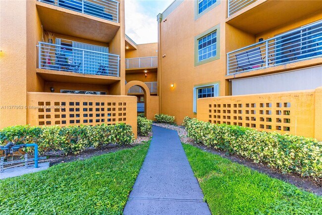 Building Photo - 9715 Fontainebleau Blvd