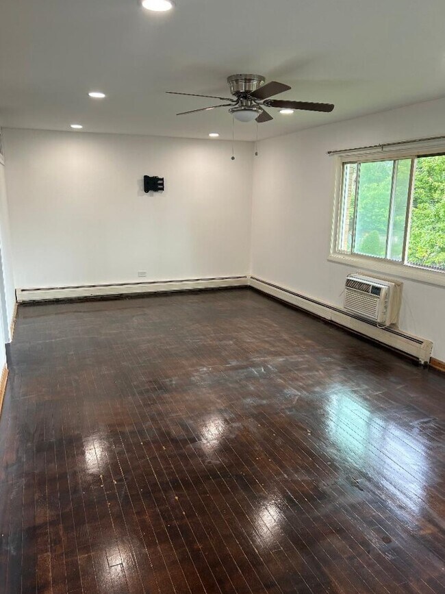 Building Photo - 9209 Bumblebee Dr