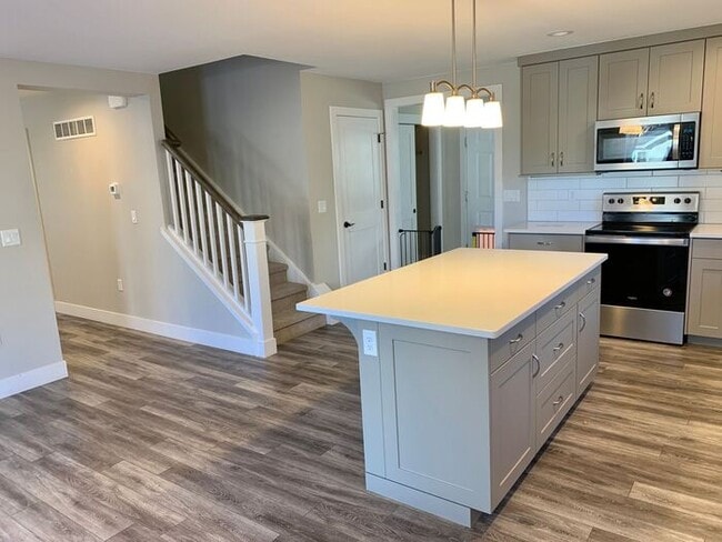 Building Photo - Stunning 3bd, 2ba Home Close To Downtown L...