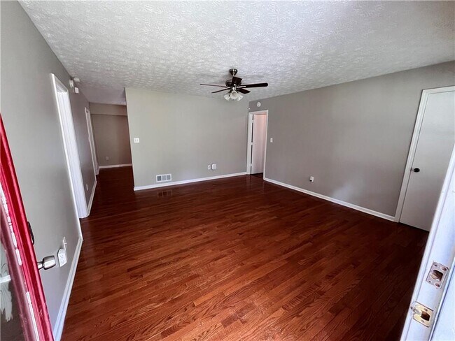 Foto del edificio - 70 Wake Rd