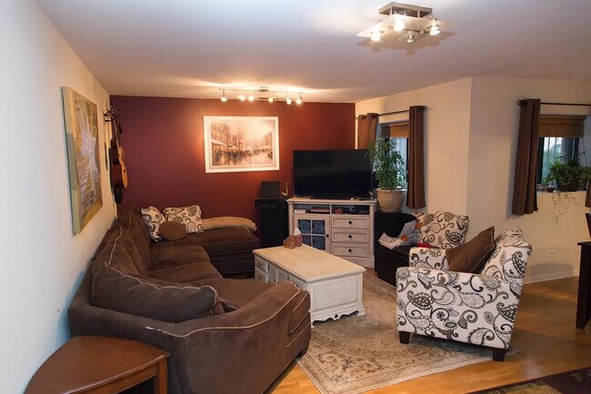 Living Room - 3737 N Pine Grove Ave