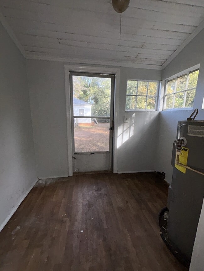 Building Photo - 2 Bedroom 1 Bathroom