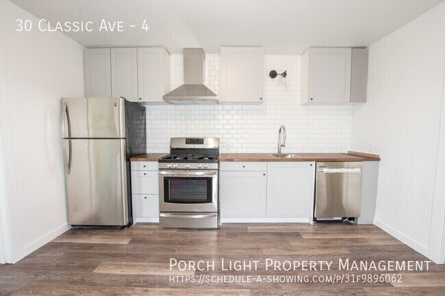 Photo du bâtiment - Renovated Spacious 1 Bedroom with parking and onsite laundry