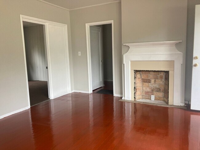 Building Photo - FREE 1ST MONTH RENT 3 Bed 2 Bath Single Ca...