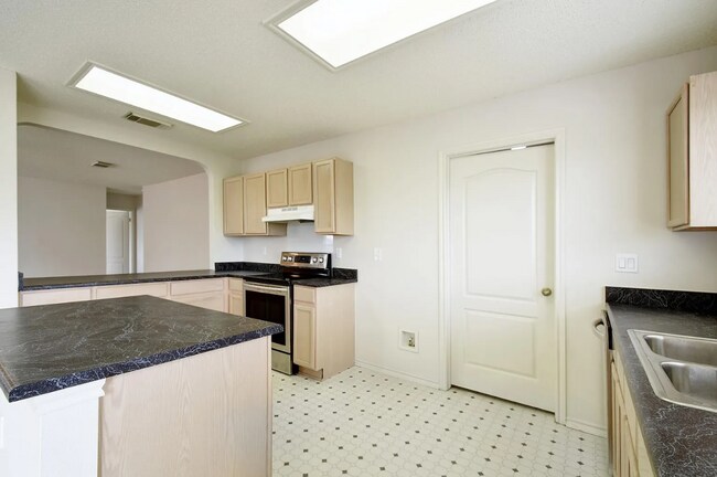 Building Photo - Beautiful 3-Bedroom Home in Northeast San ...