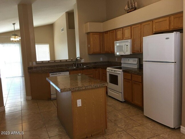 Building Photo - 623 W Greentree Dr