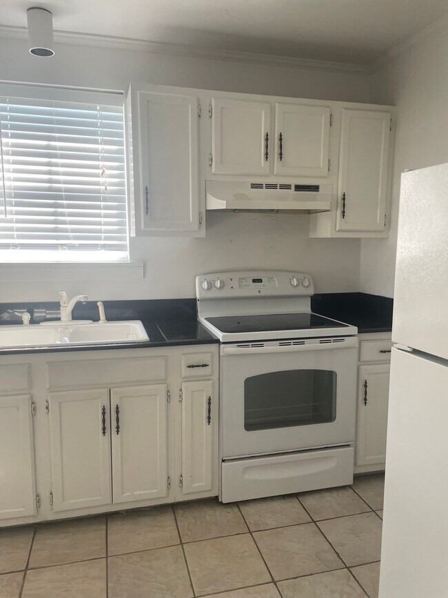Foto del edificio - 3012 Hundred Oaks Ave