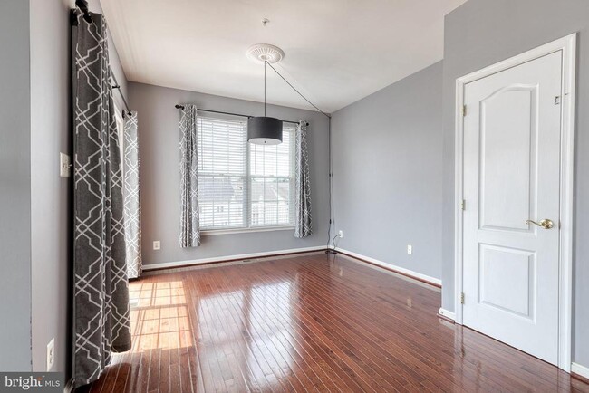 Foto del edificio - 1942 Glenroths Dr