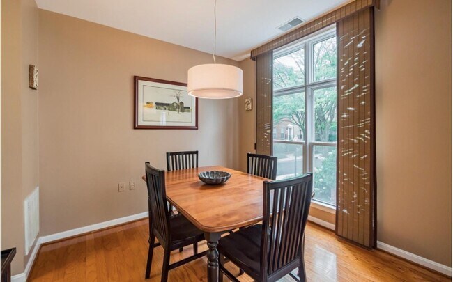 Foto del edificio - 2407 20th St NW