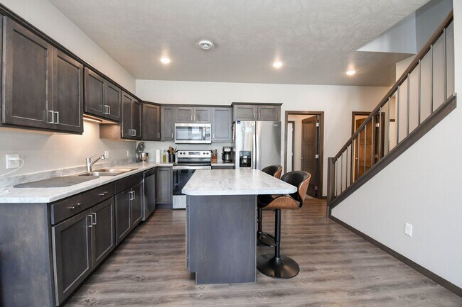 Building Photo - Stylish Townhome in Harrisburg School District – Open Floor Plan & Loft!