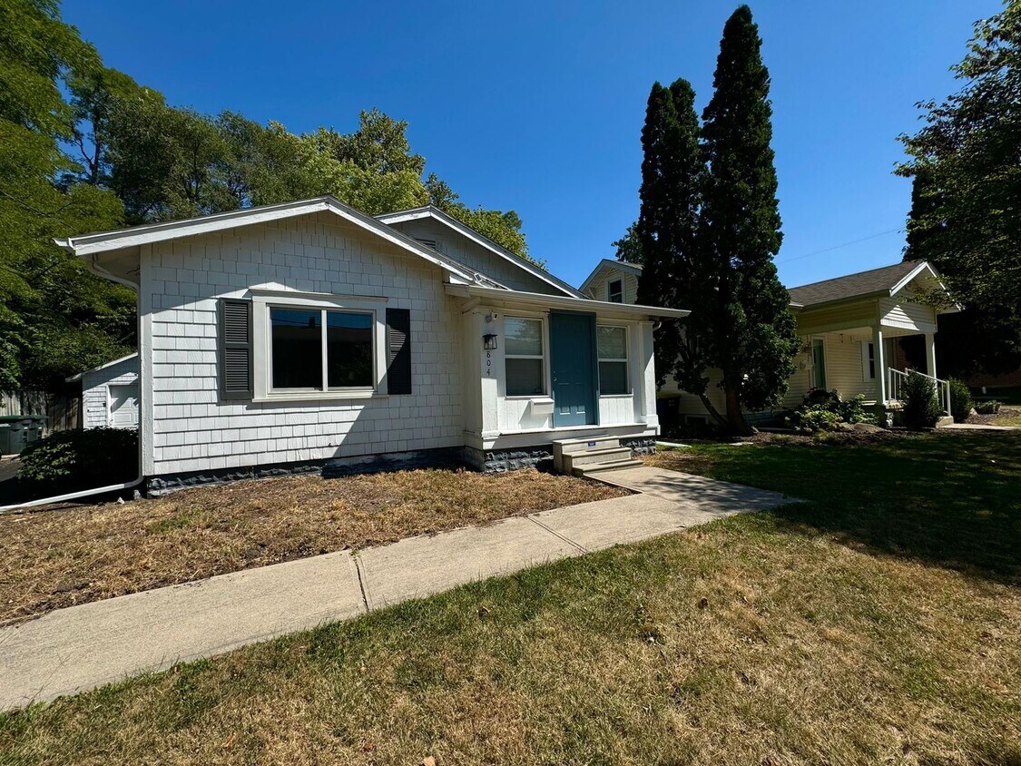 Primary Photo - 2 Bedroom / 2 Bath Home