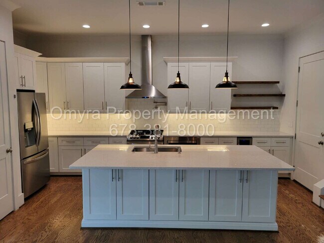 Foto del edificio - Luxurious 4 Bedroom Home near Grant Park!