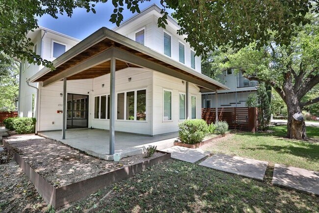 Foto del edificio - Stunning 3 bedroom, 3.5 bathroom Home in A...