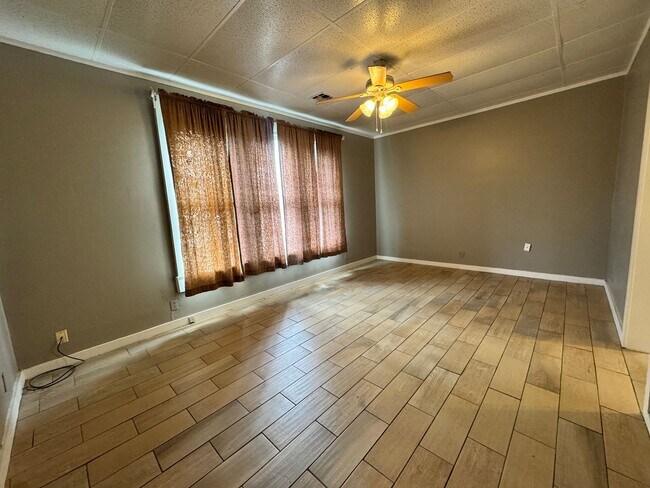 Building Photo - Two Bedroom Centrally Located in Ardmore