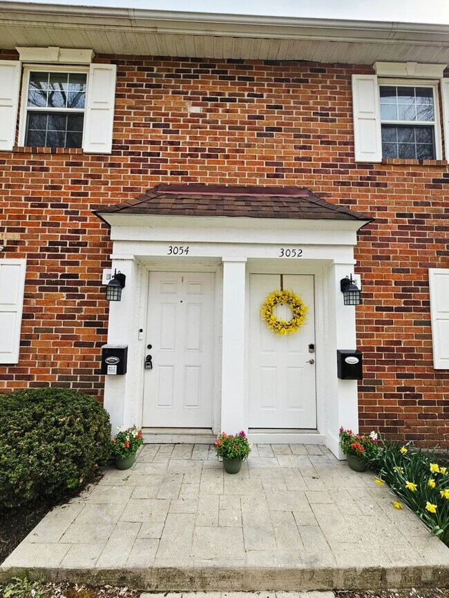 Foto del edificio - COMING SOON! 2BR Townhome in Clintonville near OSU – W/D, Parking, Pet Friendly