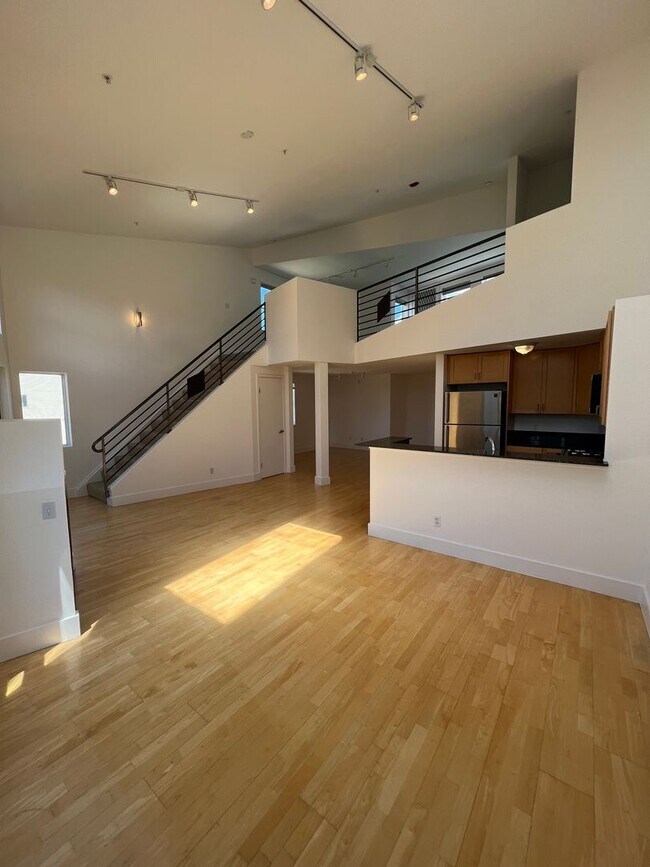 Building Photo - TOP FLOOR LOFT 2BR 2 BA , PARKING! LAUNDRY...