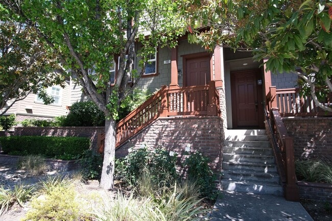 Foto del edificio - NOW AVAILABLE- NEW PRICE! Spacious 3-Bed, ...