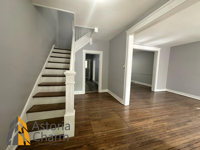 Building Photo - 4 bedroom 1 bath or 3 bedroom + den AVAILA...