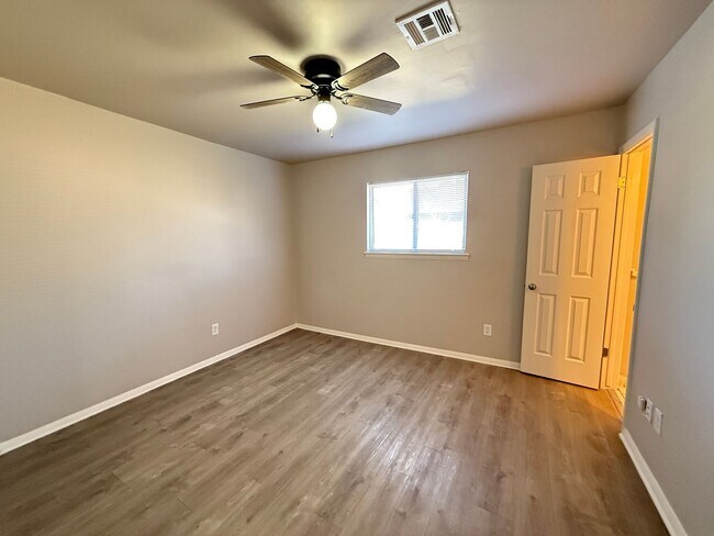 Foto del edificio - Tulsa 3 Bedroom 1 Bath Duplex with Fenced private Backyard