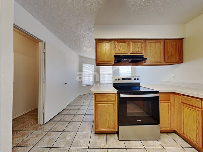 Building Photo - 816 Meadowlark Dr