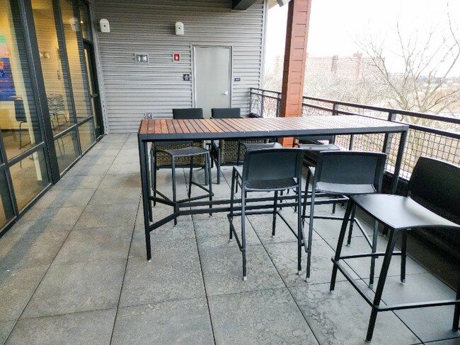 Foto del edificio - 2020 Lorain Ave